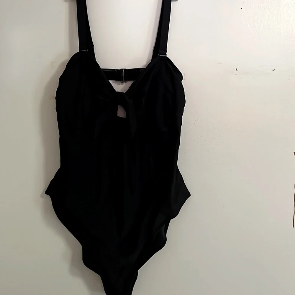 Old Navy one piece swim suit 🖤 - Picture 1 of 5